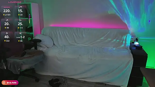 LilyBellee webcam