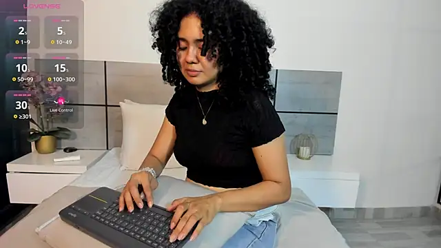 Kiraspell live cam on StripChat