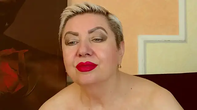 ladyposh (Ask my age) - Just give me a smile!