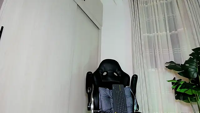 Biscuit_oliva live cam on StripChat