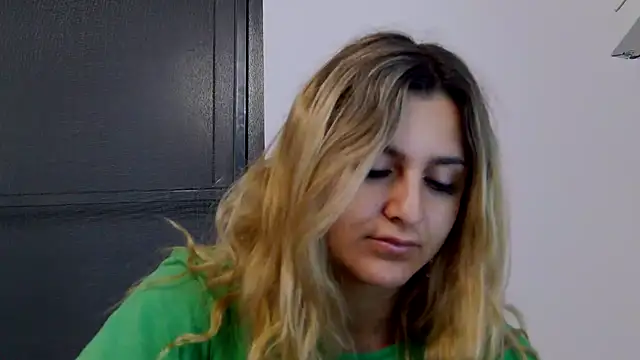 NicolePlay live cam on StripChat