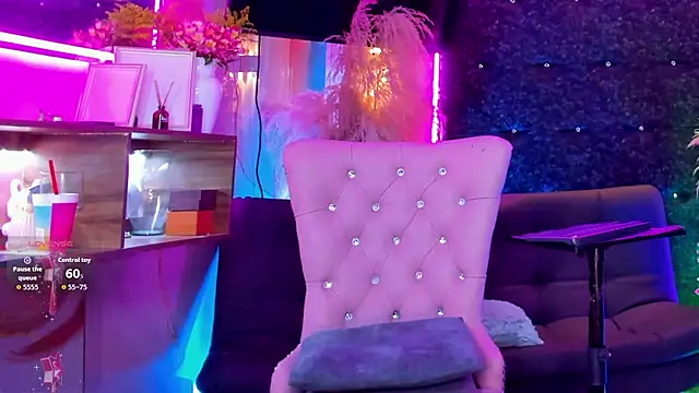 Queens_Wonders_Blonders webcam