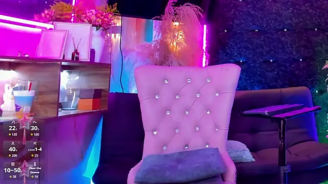 Queens_Wonders_Blonders webcam