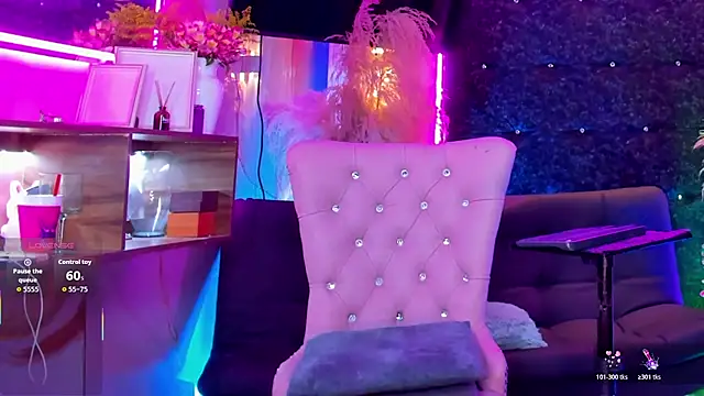 Queens_Wonders_Blonders webcam