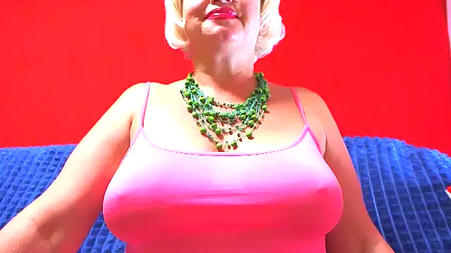 NaughtyMILF4UX webcam