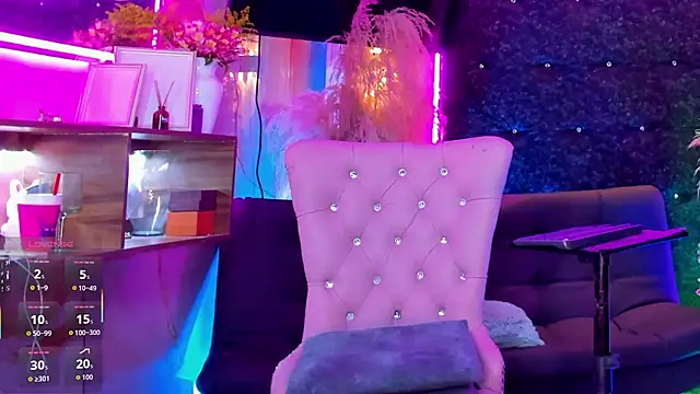 Queens_Wonders_Blonders webcam