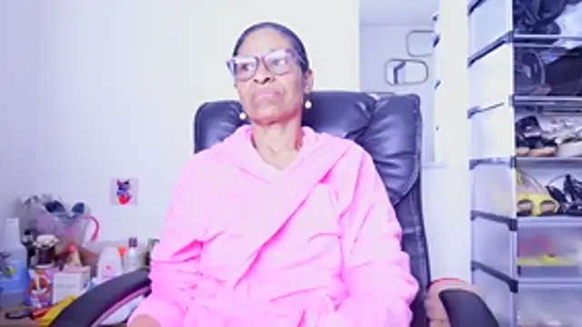 Aries_Mature webcam