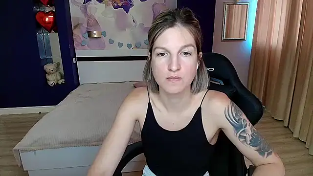 EmilyWalkeri live cam on StripChat
