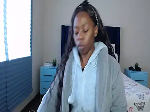 QUEENMANDYY webcam
