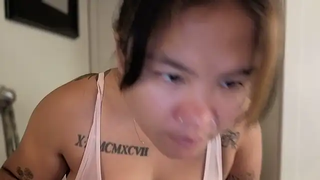 momgoeswild webcam