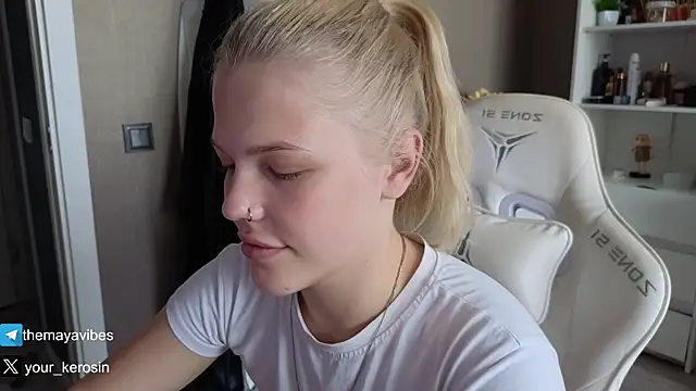 Maya_Rave webcam
