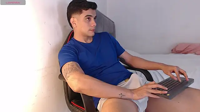 adam_levis17 webcam