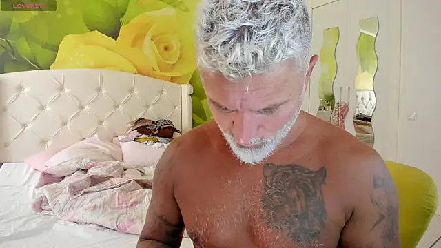 BlowMyXXL live sex cam