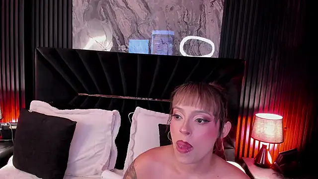 MiiaaMoonroee live cam