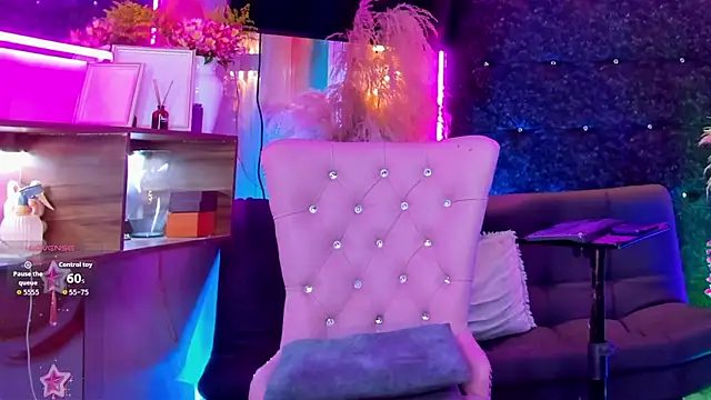 Queens_Wonders_Blonders webcam