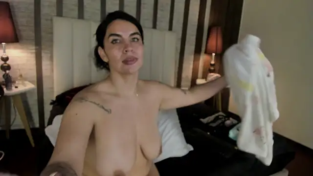 Hannah_Cross webcam