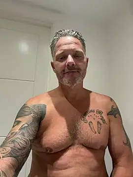 mrlovinhusband webcam
