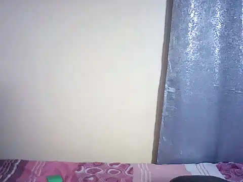 BustieLaura webcam