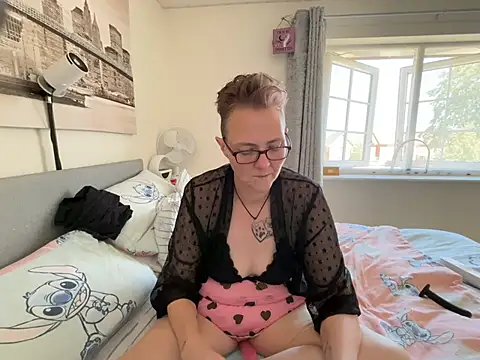 Curvy-Jinx webcam