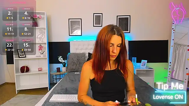 KiraNeeww webcam