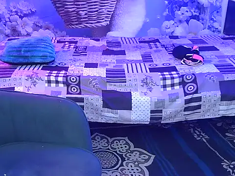 Yours-Zoya webcam