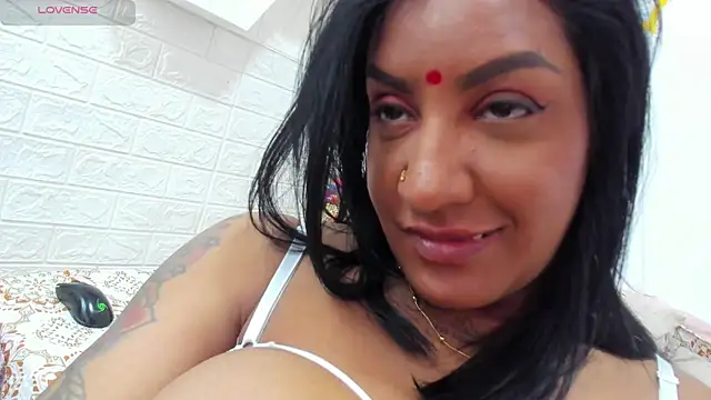 LadyNahir webcam