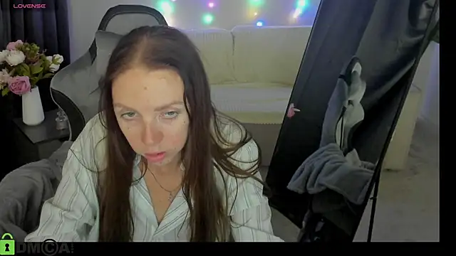 emilystevart (F milf) - doggy pose