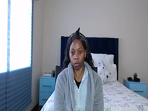 QUEENMANDYY webcam