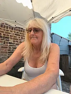 Heidiblueeyes live sex cam
