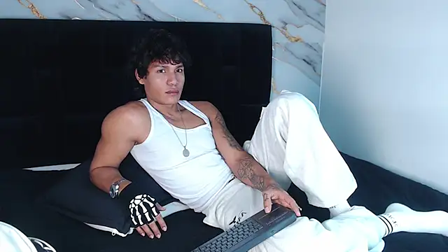 MaximilianRoth live cam on StripChat