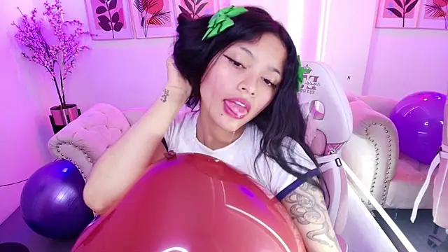 Maddie_T18 live cam on StripChat