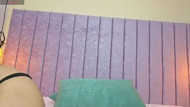 Emma-Burning live cam on StripChat