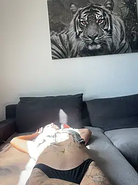 loveezoe live cam on StripChat