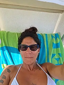 sexy7883 (F milf) - PUBLIC RISK-@make me hot and weet