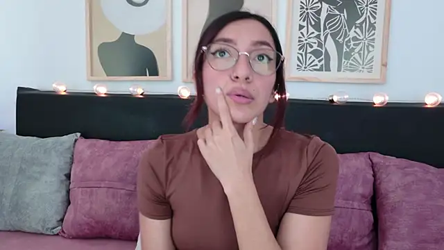 Pauline_Peach live cam on StripChat