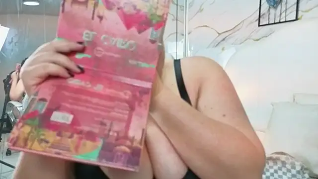 Victoria_moonn_ webcam