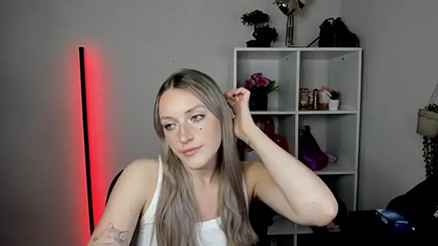 EvelynBlond webcam