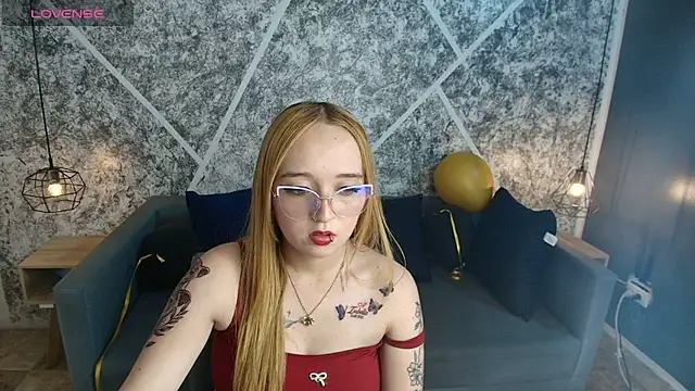 liaroberts1 (F young) - Get naked + oil body tease