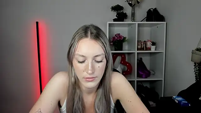 EvelynBlond live cam on StripChat
