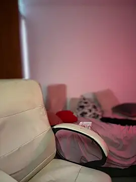 horny_roomiess webcam