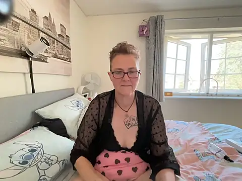 Curvy-Jinx webcam