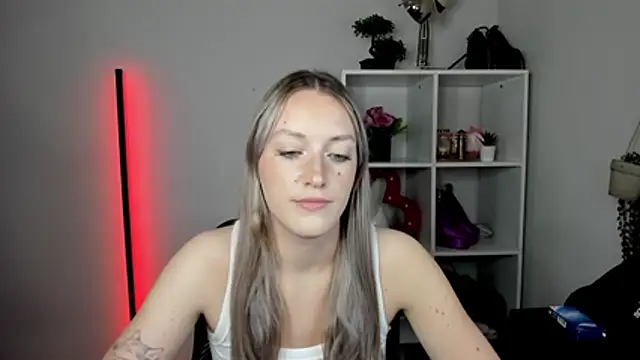 EvelynBlond webcam