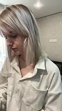 LezzyCrown webcam