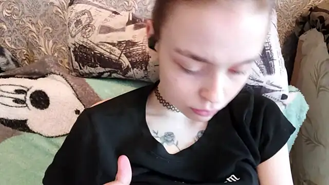 CaraDelevingnee webcam