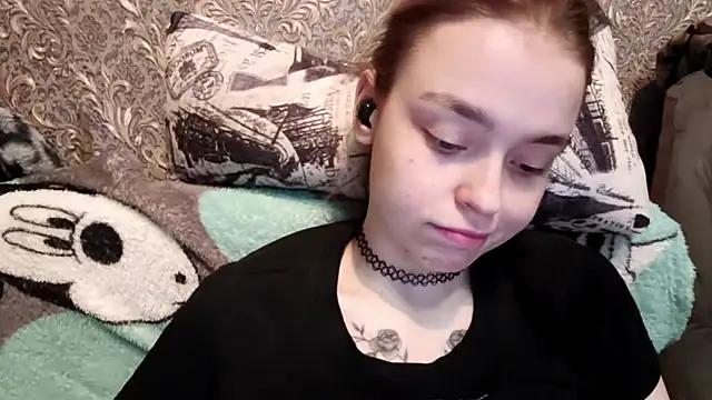 CaraDelevingnee live cam on StripChat