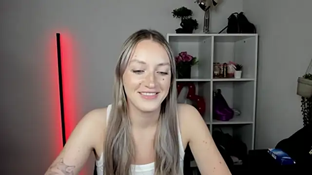 EvelynBlond webcam