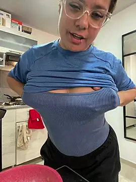 Pretty__Milf webcam