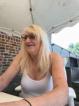 Heidiblueeyes webcam