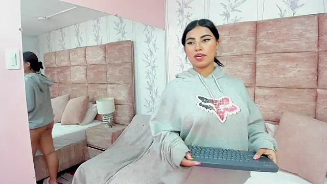 IsabellaNesh webcam
