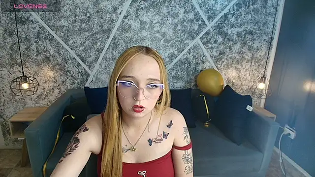 Liaroberts1 live cam on StripChat